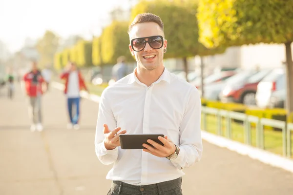 Man med mobiltelefon i händerna — Stockfoto