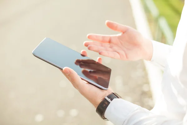 Close-up van zakenman met behulp van digitale tablet — Stockfoto