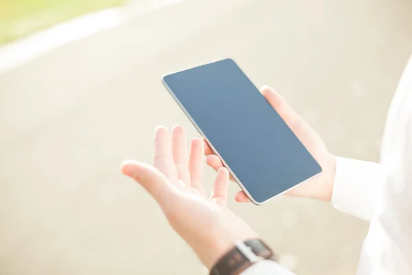 Close-up van zakenman met behulp van digitale tablet — Stockfoto