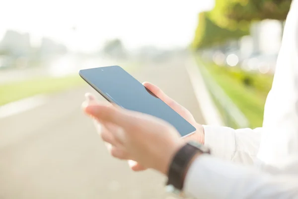 Close-up van zakenman met behulp van digitale tablet — Stockfoto