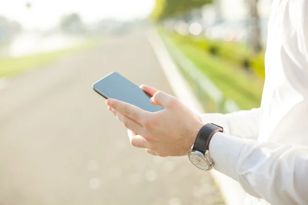 Close-up van zakenman met behulp van digitale tablet — Stockfoto