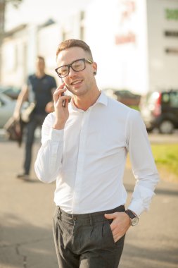 Gözlüklü adam biliyor cep telefonu elinde