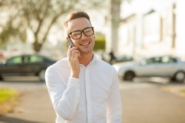 Gözlüklü adam biliyor cep telefonu elinde