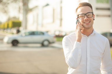 Gözlüklü adam biliyor cep telefonu elinde