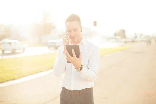 Geschäftsmann mit Handy-Tablet in der Hand — Stockfoto