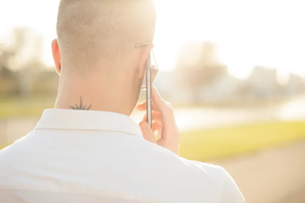 Homme avec téléphone portable dans les mains, vue arrière, extérieur — Photo