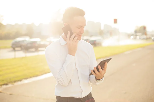 Homme d'affaires avec tablette de téléphone portable dans les mains — Photo