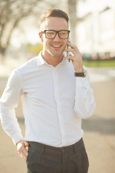 Man met bril spreken op mobiele telefoon in handen — Stockfoto