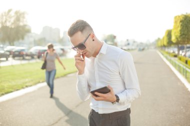 Cep telefonu tablet ellerde ile işadamı