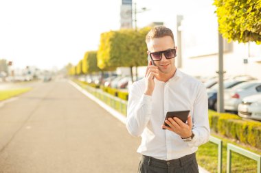 Cep telefonu ve tablet ellerde ile işadamı