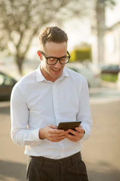 Muž s brýlemi hovoří na mobil v ruce — Stock fotografie