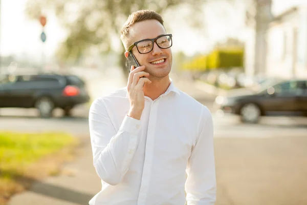 Homem com óculos falar no telefone celular em mãos — Fotografia de Stock