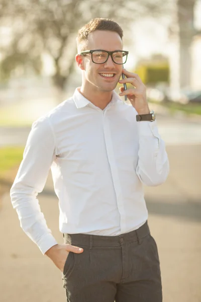 Hombre con gafas hablan por teléfono móvil en las manos — Foto de Stock