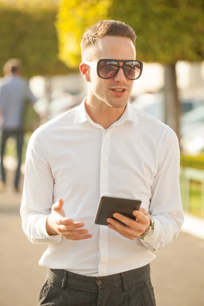 Мужчина с мобильным телефоном в руках — стоковое фото