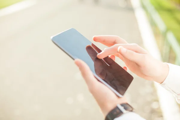 Biznesmen za pomocą cyfrowego tabletu - Zamknij — Zdjęcie stockowe