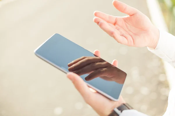 Zakenman met behulp van digitale tablet - Close up — Stockfoto