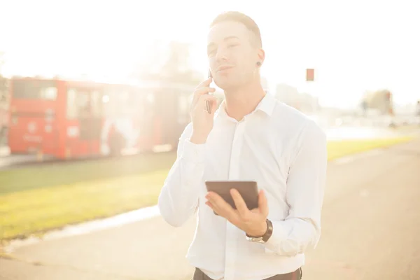 Biznesmen z tabletka telefon w ręce — Zdjęcie stockowe