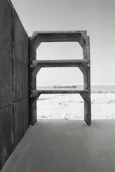 Kullanılmak üzere bekleyen beton elemanları