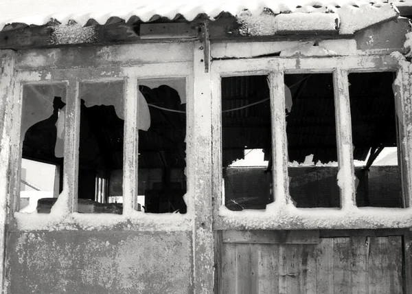 Eski bir binada kırık camlar.