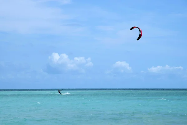 Man does Kitesurfing in Indian Ocean — Stock Photo, Image