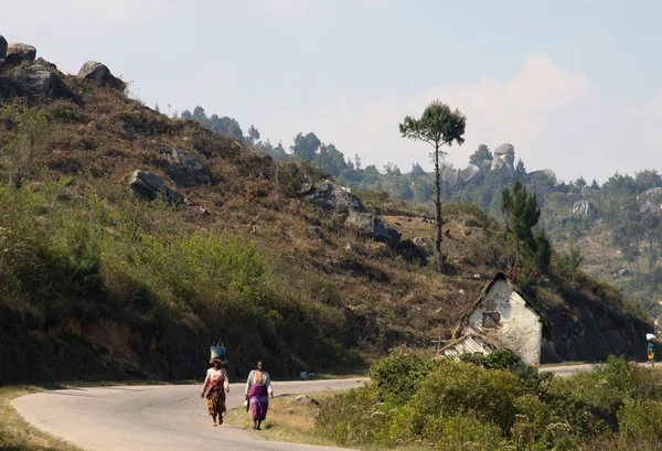 Dvě madagaskarské ženy chodit po silnici Stock Fotografie