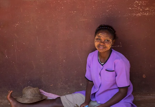 Madagaskaru kobieta z wybielanie maska na twarzy. Ambalavao, Madagaskar — Zdjęcie stockowe