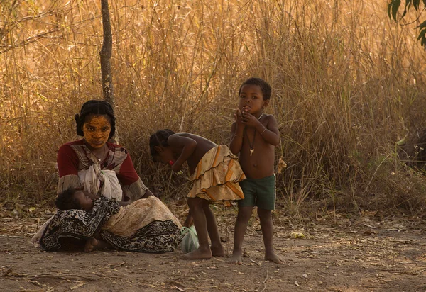 Jovem malgaxe com filhos, 2 de outubro de 2014. Madagáscar, parque nacional de Isalo — Fotografia de Stock