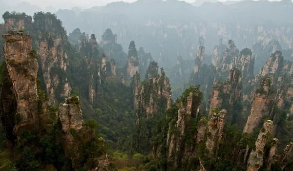 Panoramik Zhangjiajie Milli Parkı, Çin dağlarında yüzen