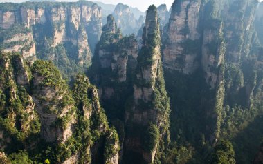 Zhangjiajie Milli Parkı, Çin ormanlık kayalarda