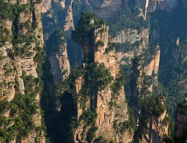 Zalesněné skály v Zhangjiajie národním parku, Čína — Stock fotografie