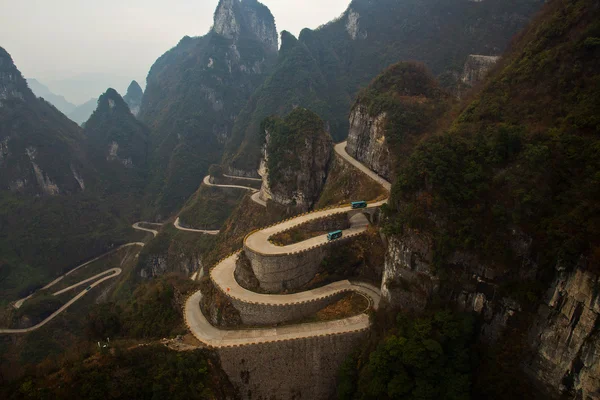 Serpentin vägen i berget Tianmen, Kina — Stockfoto