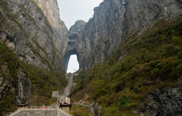 Naturlig båge av Heaven's Gate Mountain, Tianmenshan nationalpark Royaltyfria Stockbilder