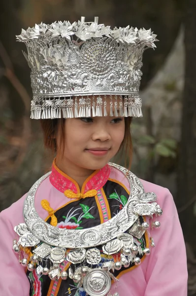 Kinesisk flicka i hatt och halsband av Miao etniska gruppen, Tianmenshan nationalpark, 02.04.2014 Stockfoto