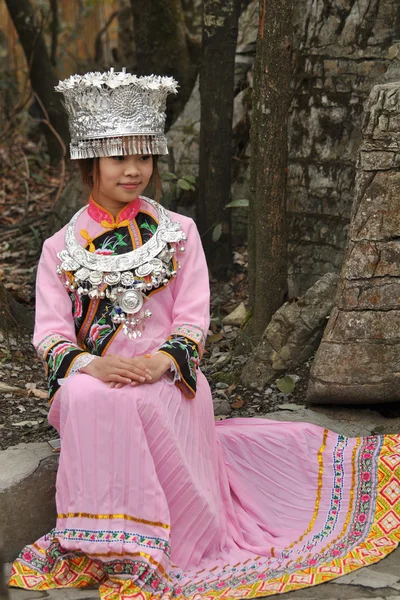 Menina chinesa no terno do grupo étnico Miao, parque nacional de Tianmenshan, China, 02.04.2014 Fotos De Bancos De Imagens