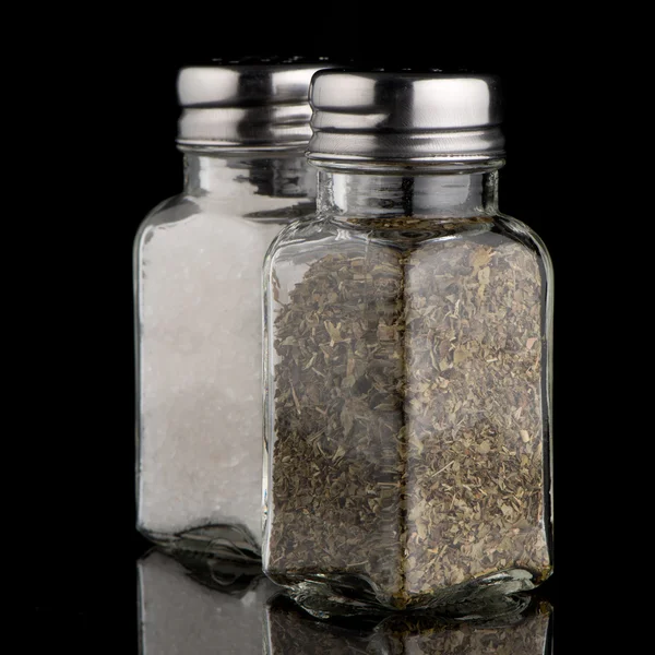 Agitadores de sal e orégano — Fotografia de Stock