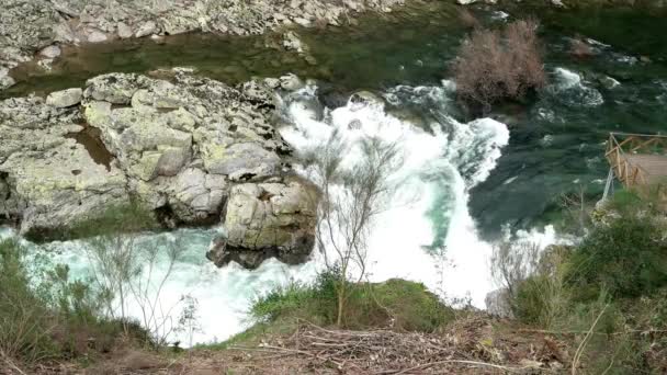 Paiva fluss in portugal — Stockvideo