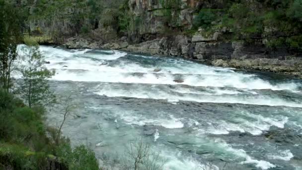 Paiva fluss in portugal — Stockvideo