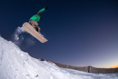 Dağlarda snowboard