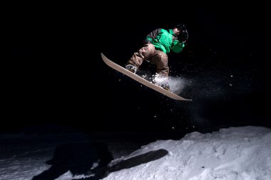 Geceleri atlama snowboarder