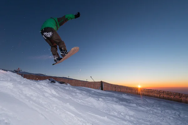 Snowboard nas montanhas — Fotografia de Stock