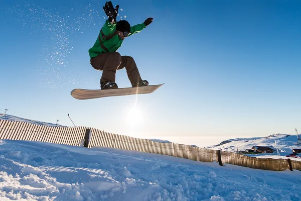 Snowboardzista w skok — Zdjęcie stockowe