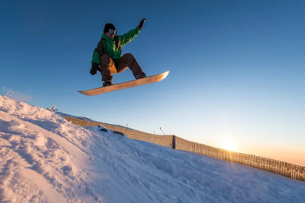 Ugrás a snowboardos — Stock Fotó