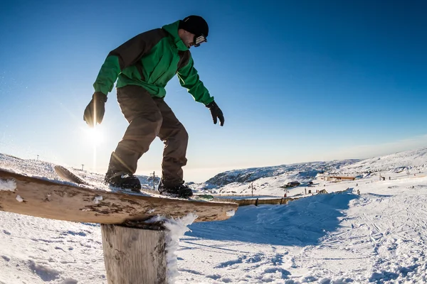 Snowboarder scorrevole su una guida — Foto Stock