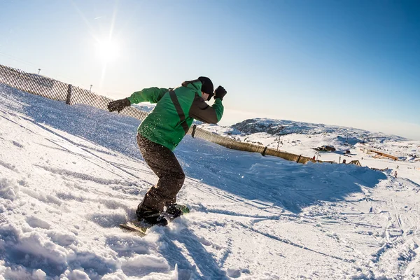 Snowboard freerider a hegyekben — Stock Fotó