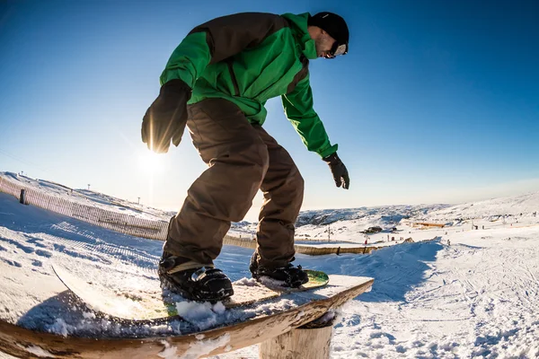 Snowboarder scorrevole su una guida — Foto Stock