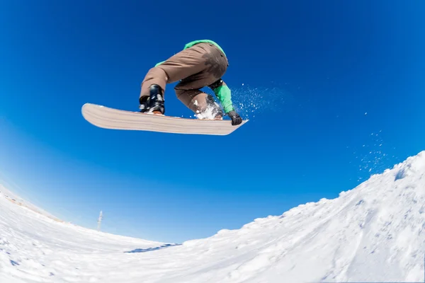 Snowboarder saltando contro il cielo blu — Foto Stock