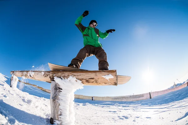 Snowboarder scorrevole su una guida — Foto Stock