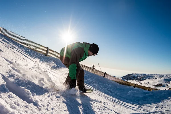 Snowboard freerider a hegyekben — Stock Fotó