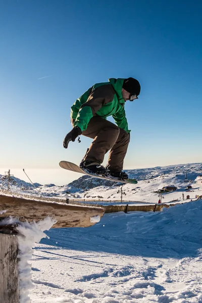 Snowboarder skacze na błękitne niebo — Zdjęcie stockowe