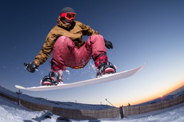 Dağlarda snowboard